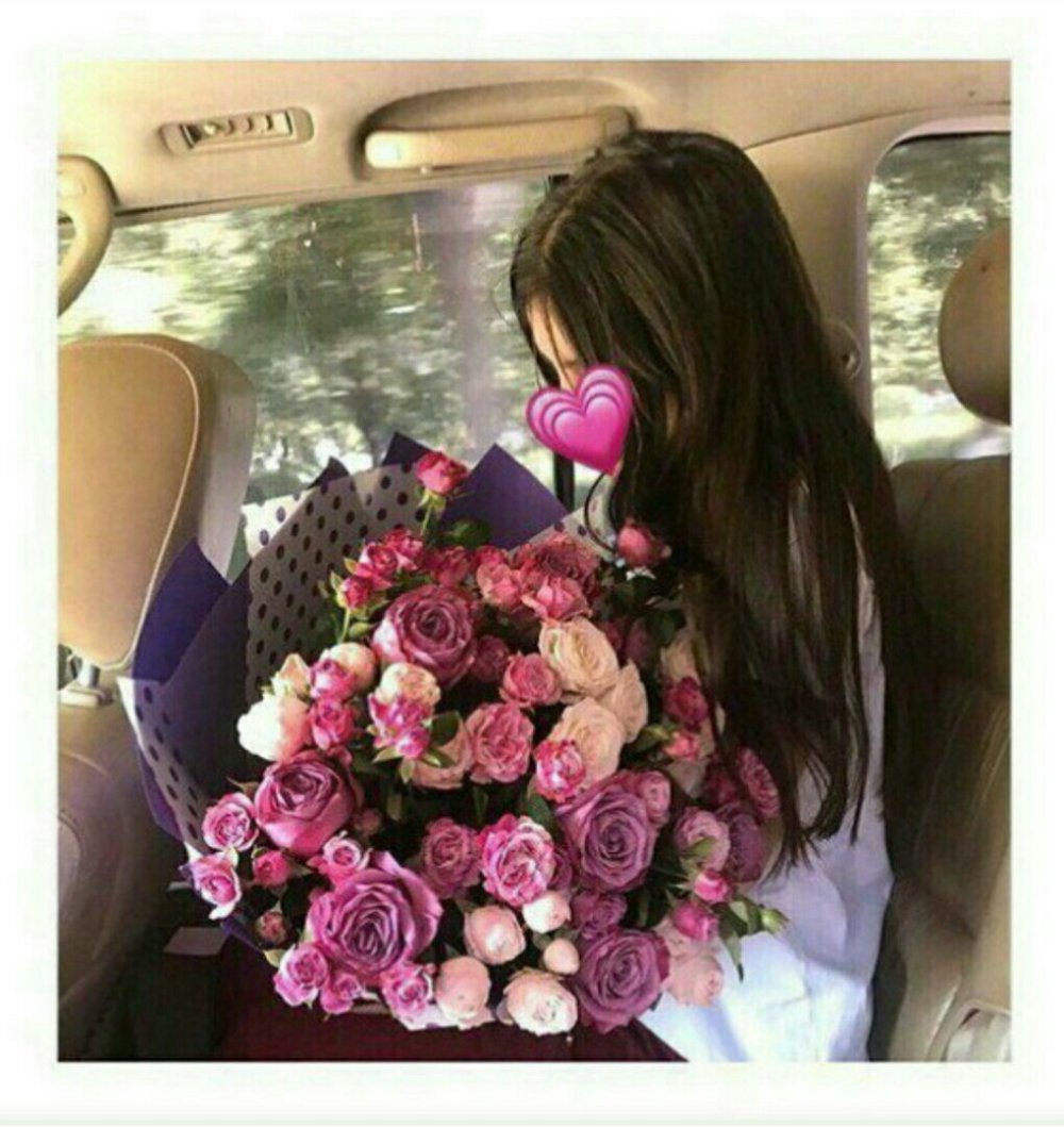 Брюнетка с розами в машине