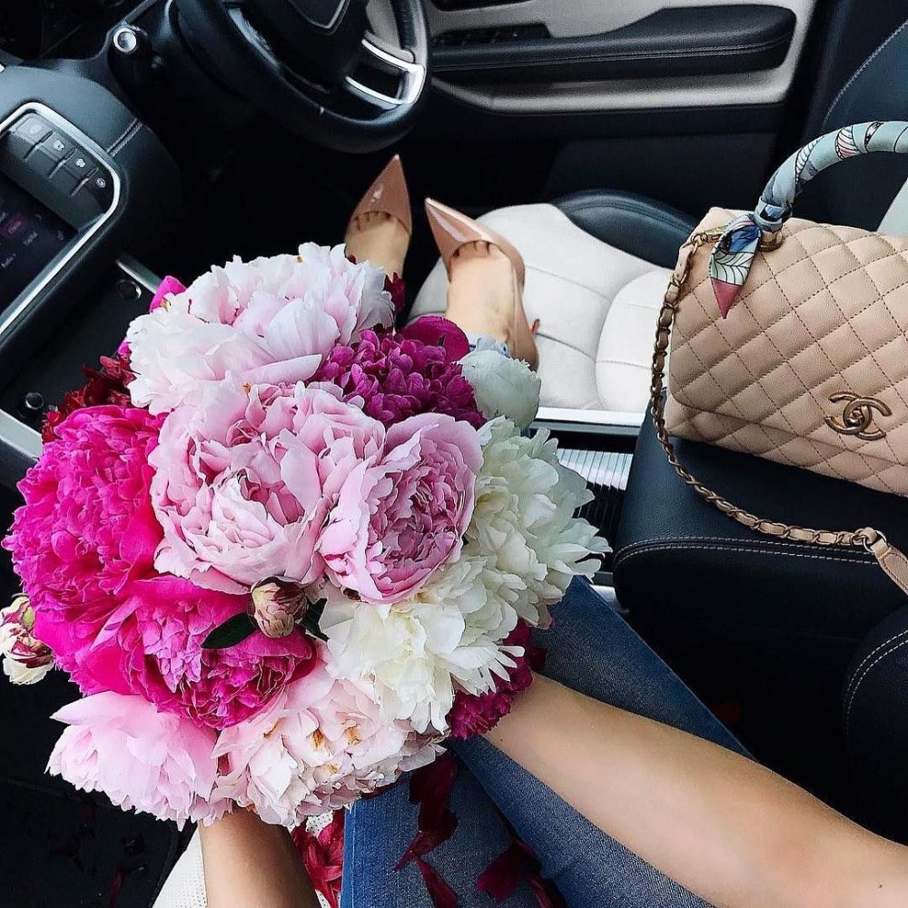 Сумка и цветы в машине