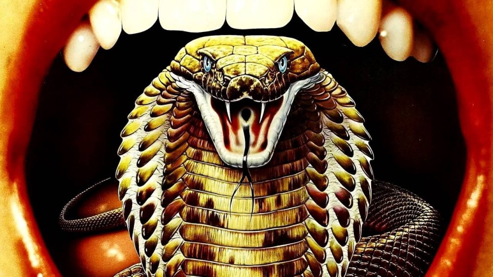 Кобра с открытой пастью