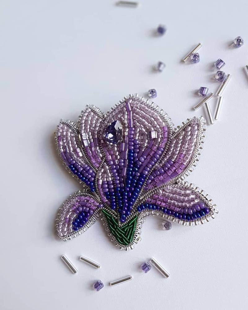 Брошь из бисера цветок