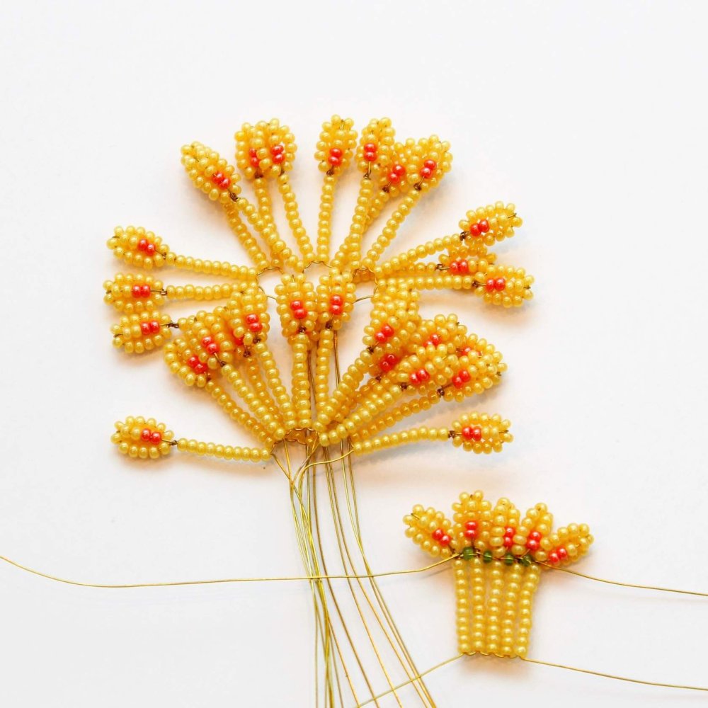 Оранжевые цветы из бисера