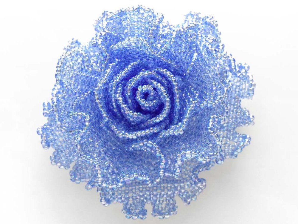 Цветы из бисера на белом фоне