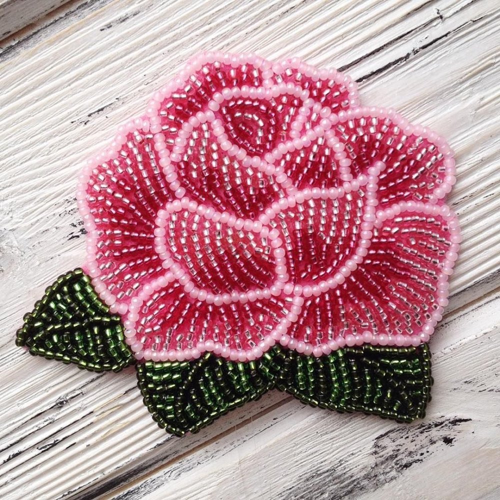 Брошь из бисера цветок
