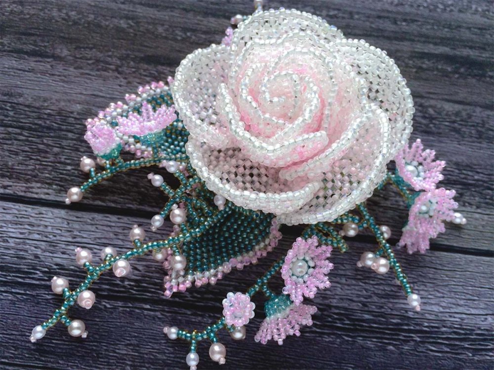 Цветы из жемчужного бисера