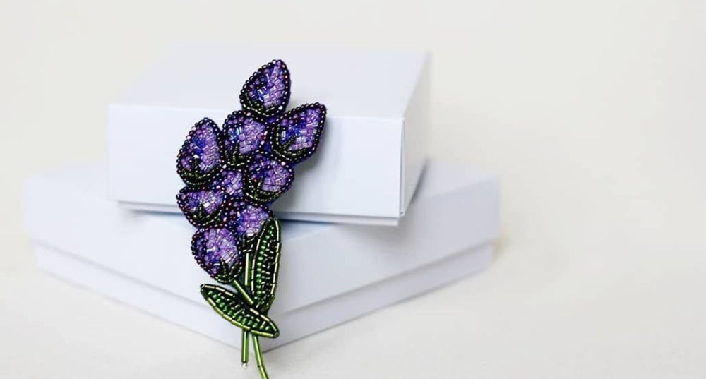 Брошь из бисера на 8 марта
