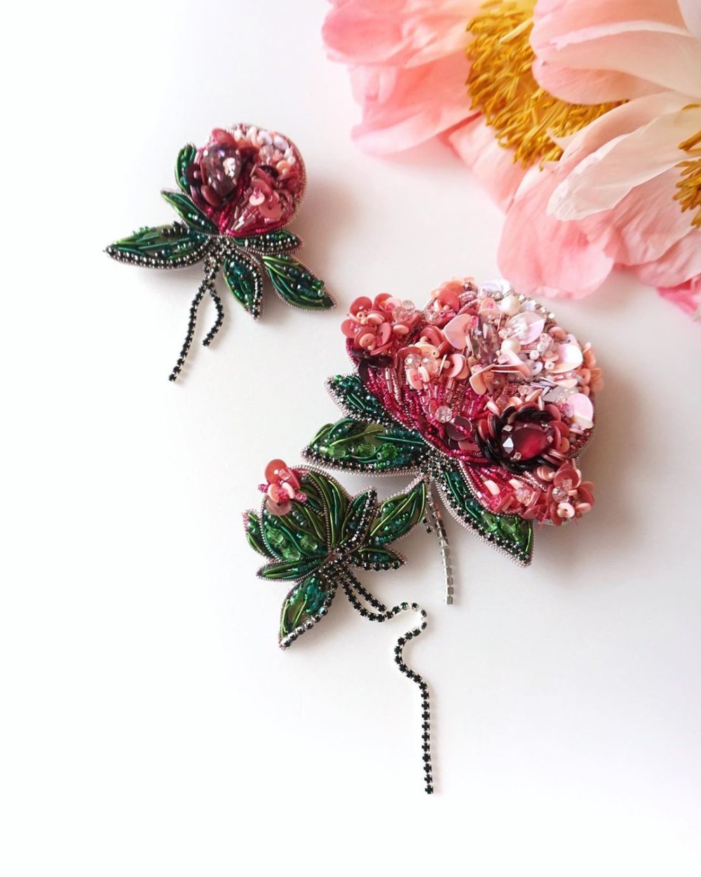 Брошь из бисера цветок