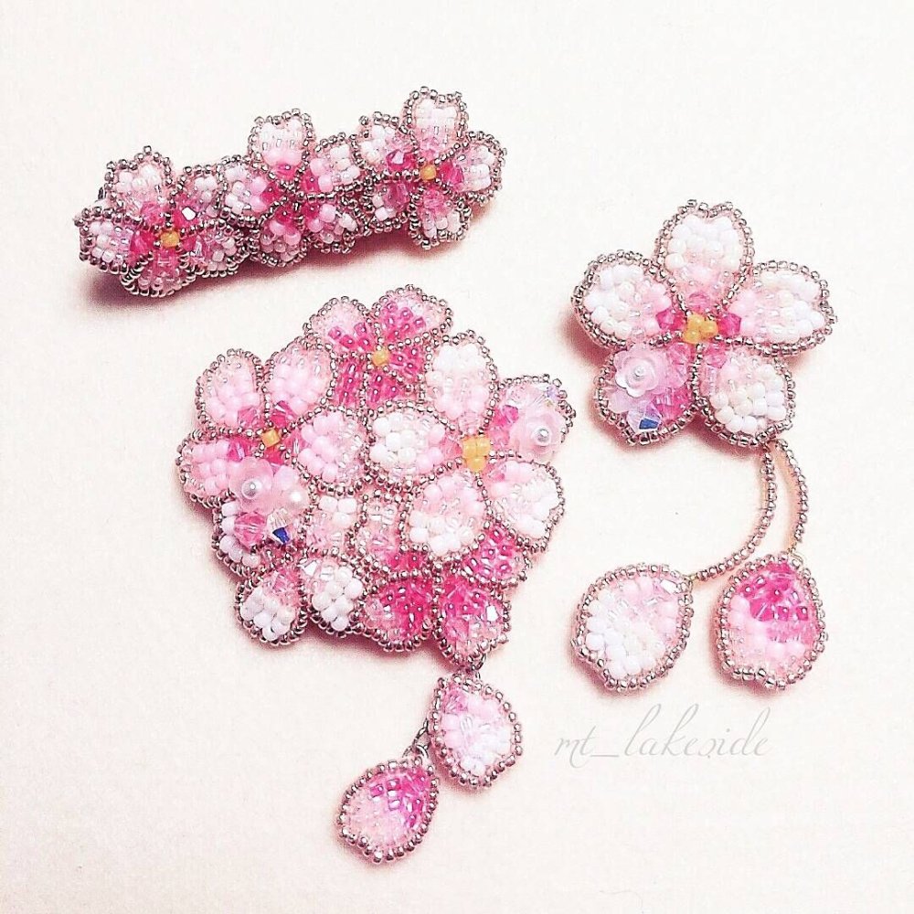 Брошь Яблоневый цвет из бисера