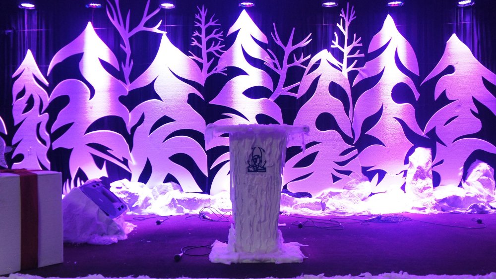 Зимние декорации для сцены