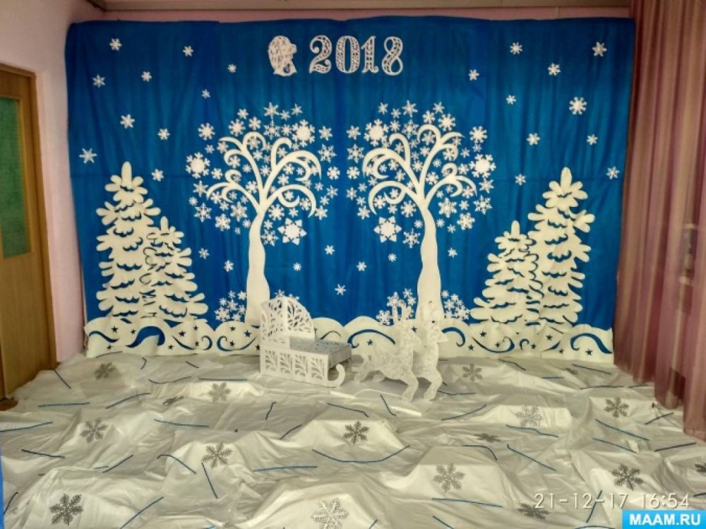 Зимнее украшение зала в детском саду