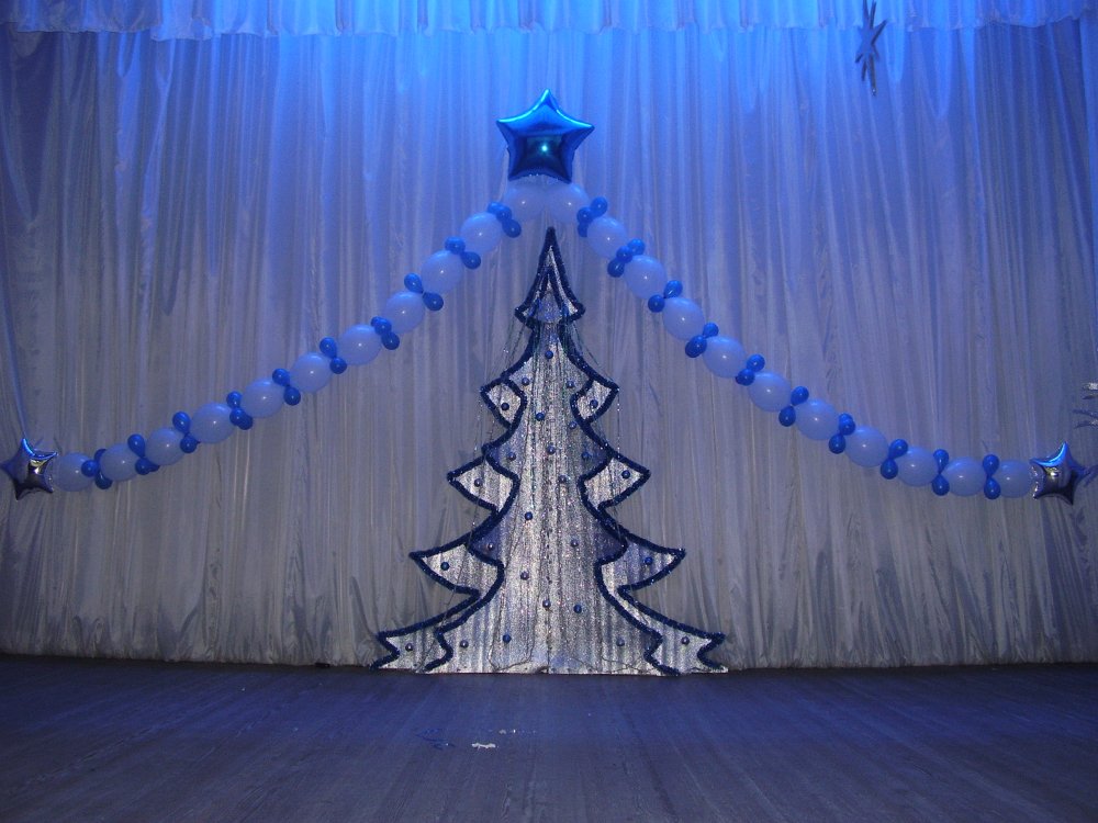 Украшение сцены на новый