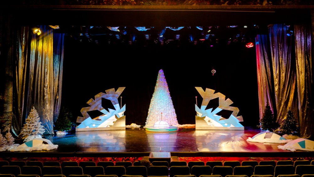 Новогодние декорации для сцены