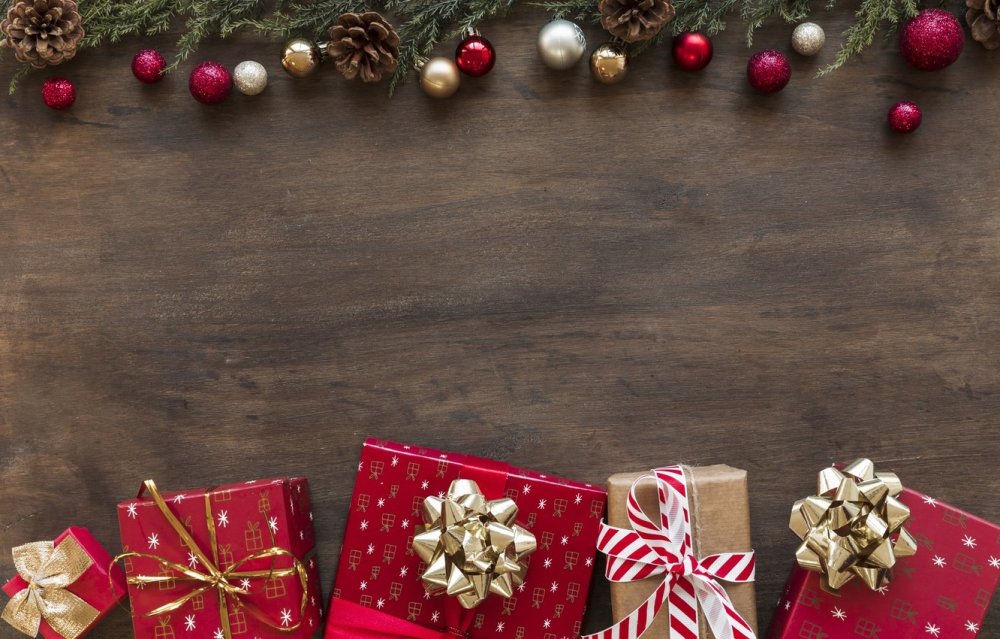 Новогодние подарки на столе вид сверху