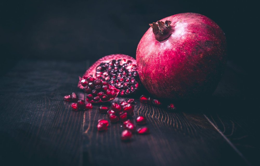 Гранат на черном фоне