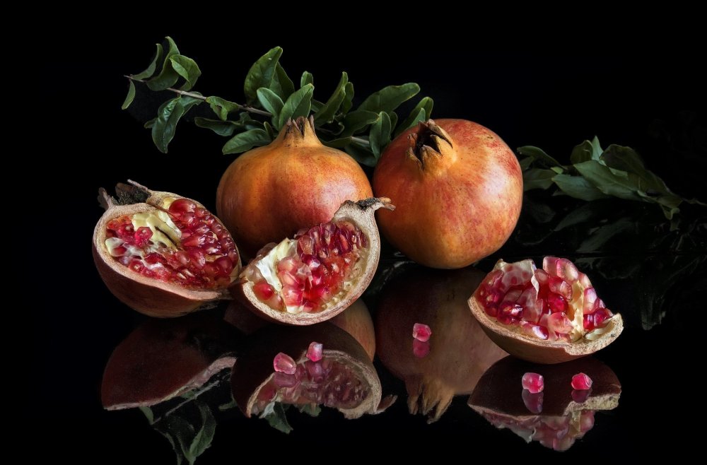 Фрукты на темном фоне