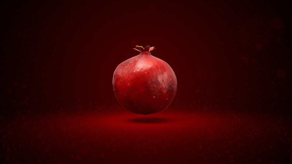 Гранат на темном фоне