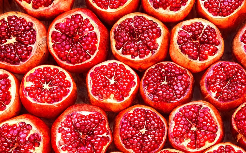 Гранаты фрукты куча