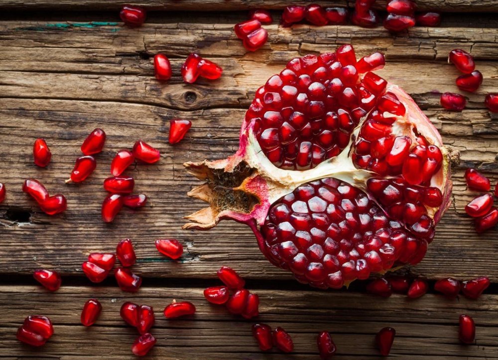 Гранат на деревянном столе