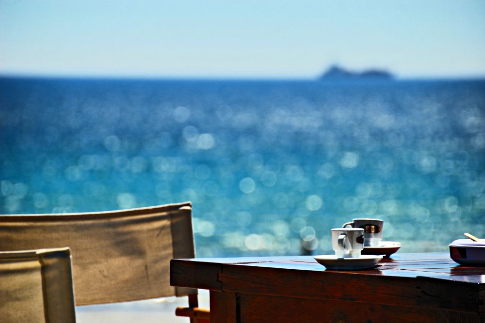 Чашка кофе на фоне океана