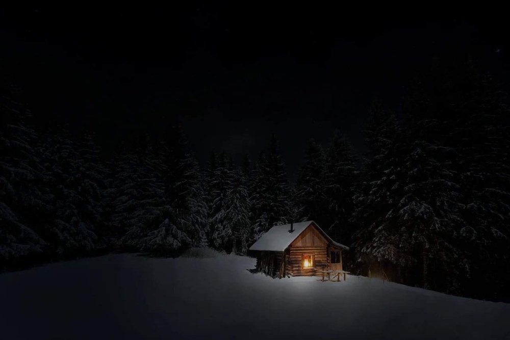 Одинокий домик в зимнем лесу