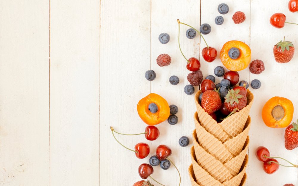 Фрукты на деревянной доске