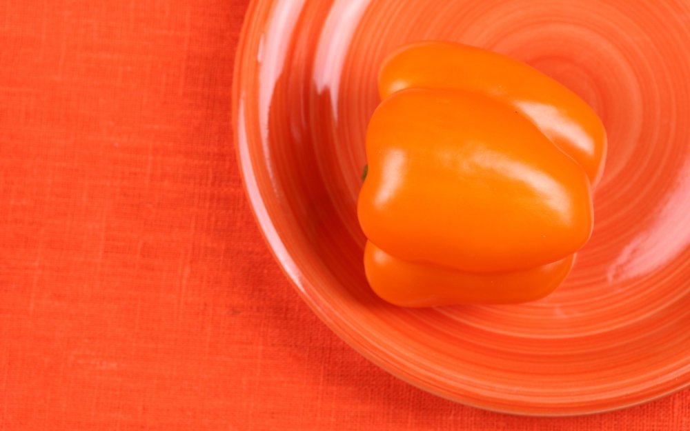 Продукты на оранжевом фоне