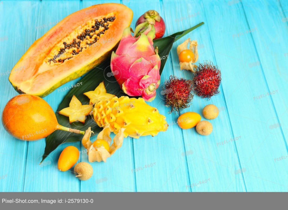 Сочные экзотические фрукты на синем фоне деревянных