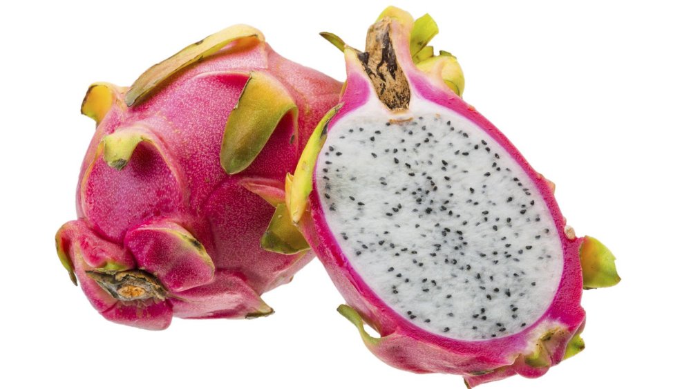 Драконий фрукт на черном фоне