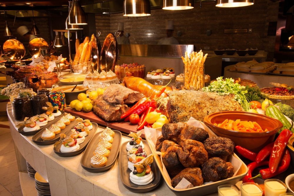 Шикарный стол с едой