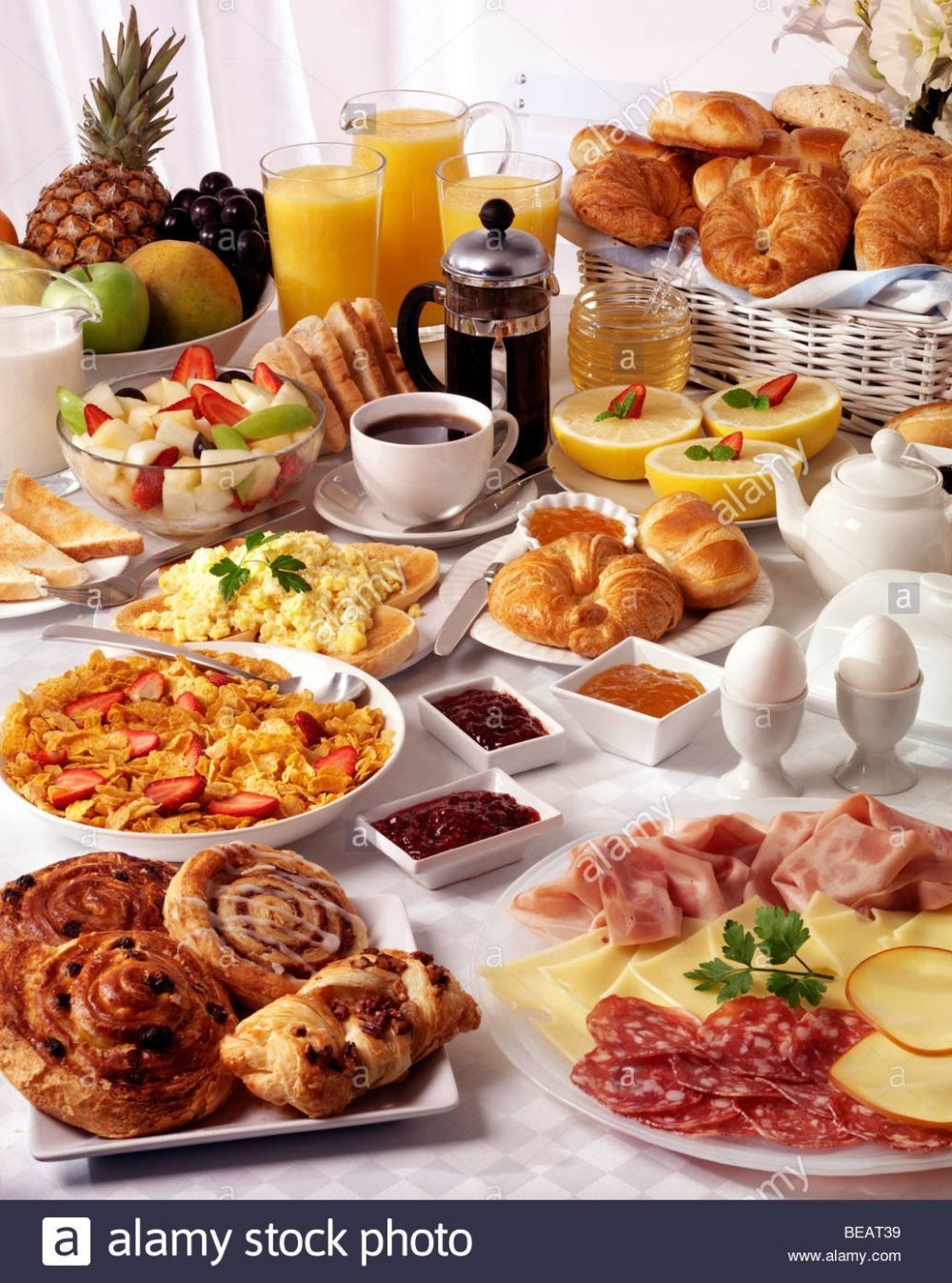 Накрытый стол с едой