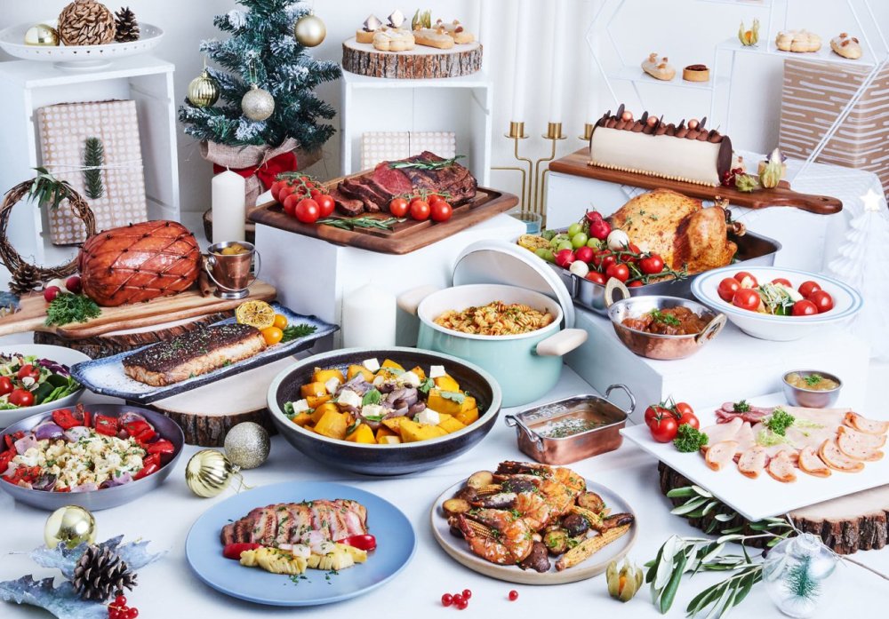 Новогодний стол с едой