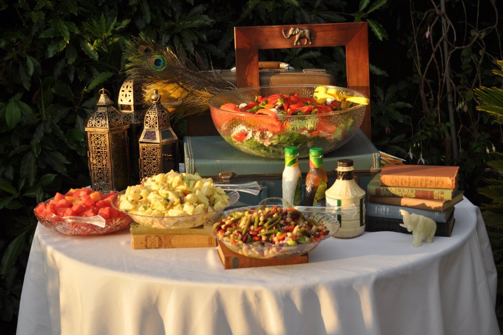 Стол с угощениями