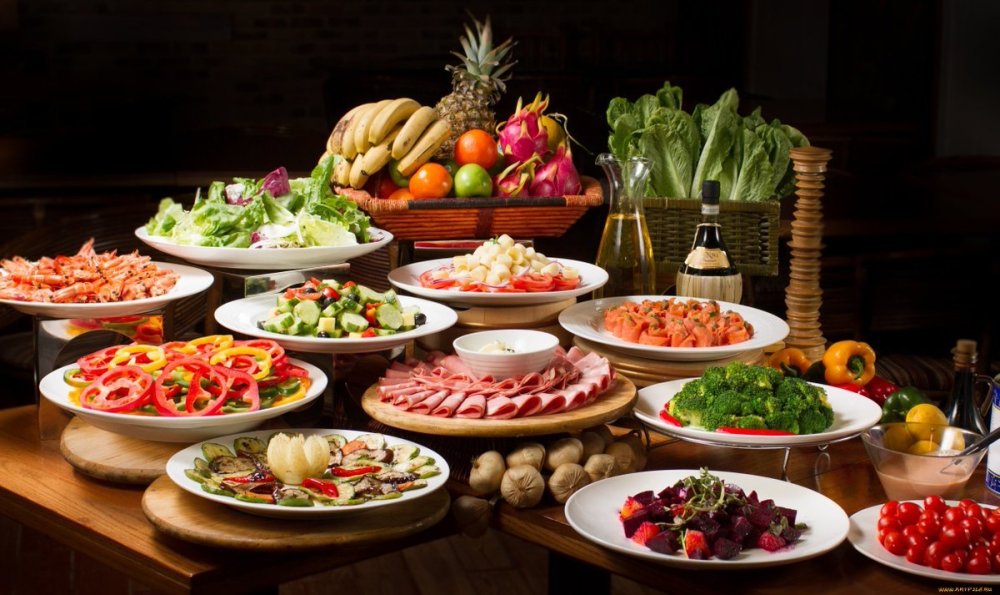 Стол с едой