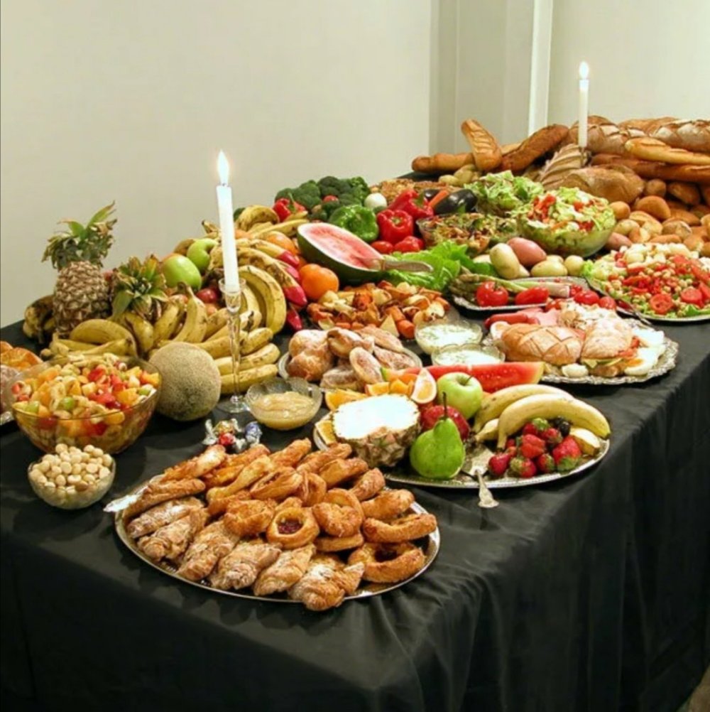 Роскошный стол с едой