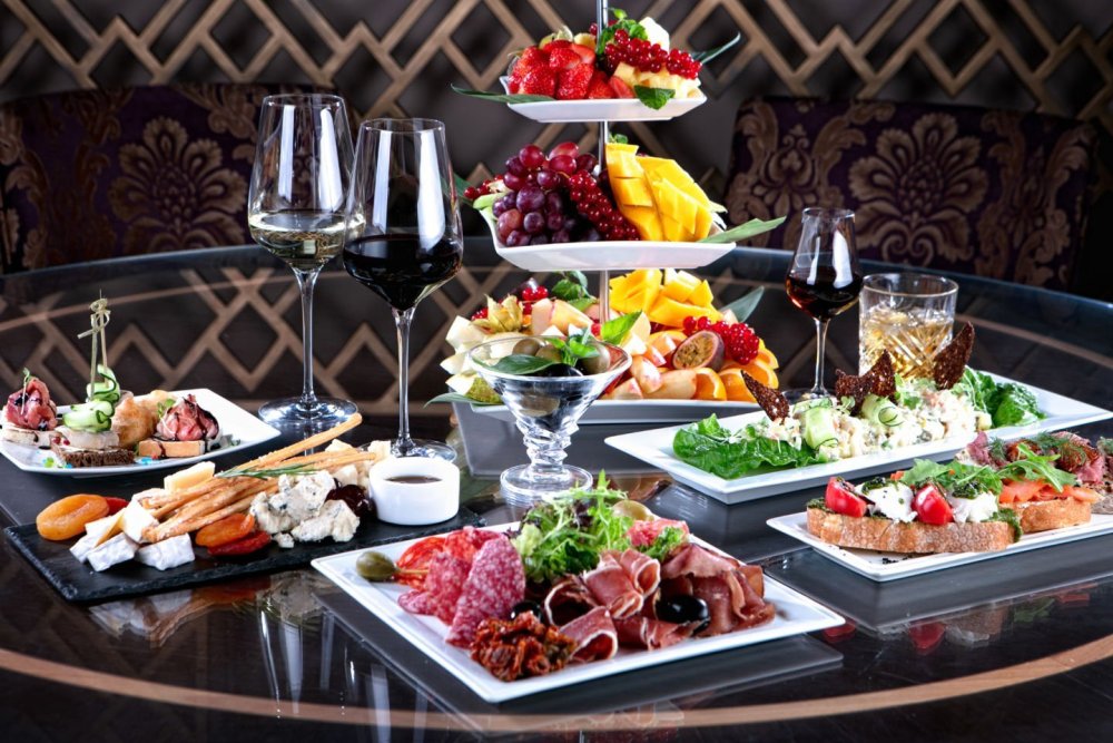 Накрытый стол в кафе