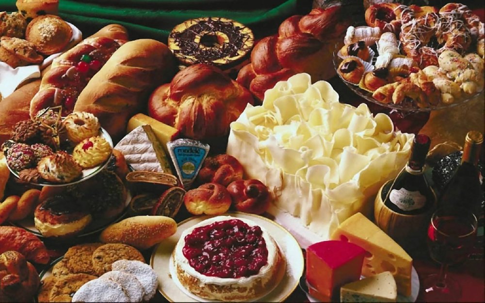 Полный стол выпечки