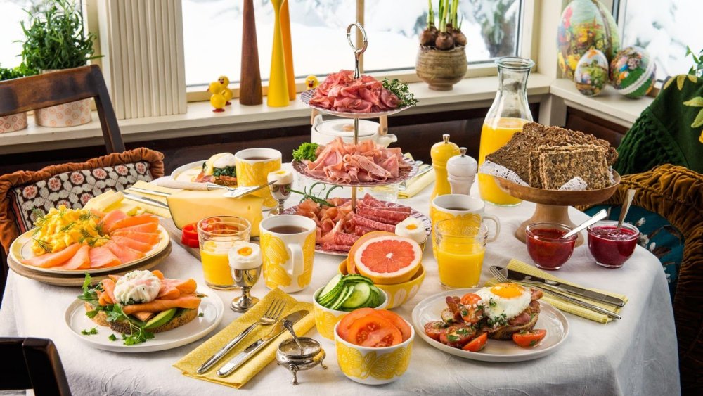 Стол с едой