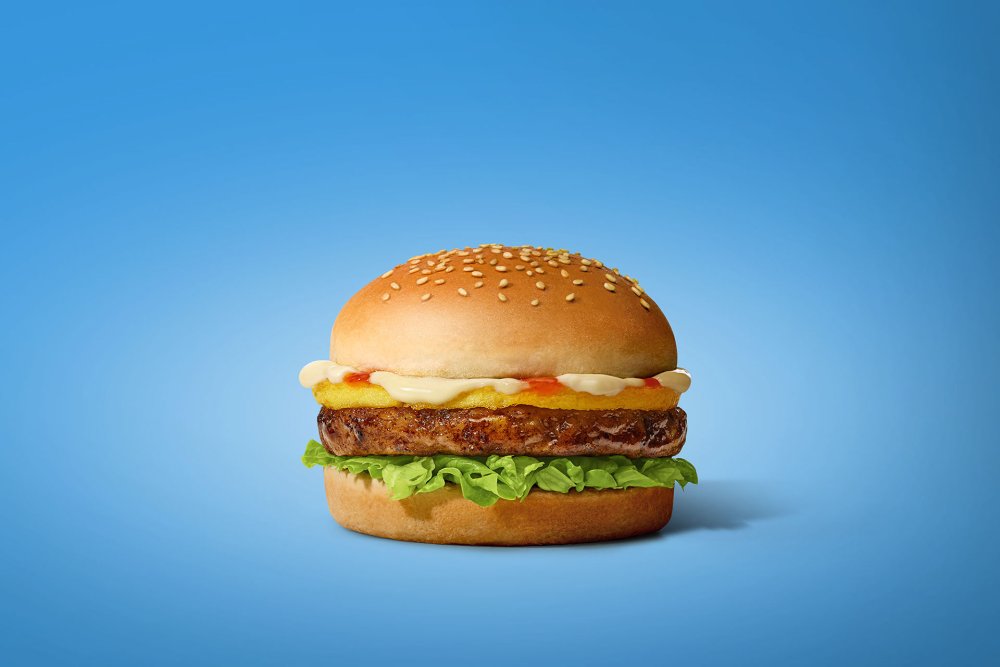 На фоне природы бургер