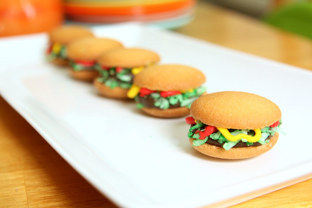 Пирожное в виде гамбургера