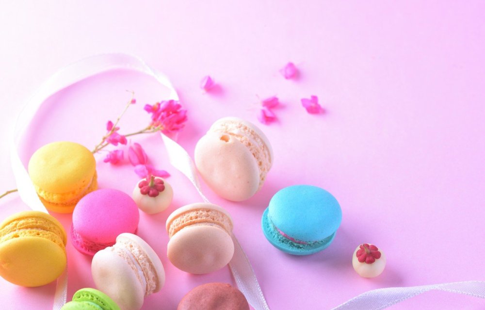 Сладости на розовом фоне