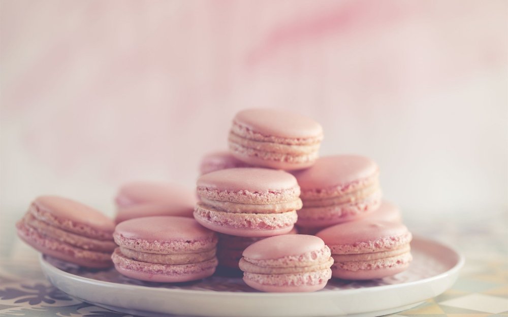 Розовые макаронс