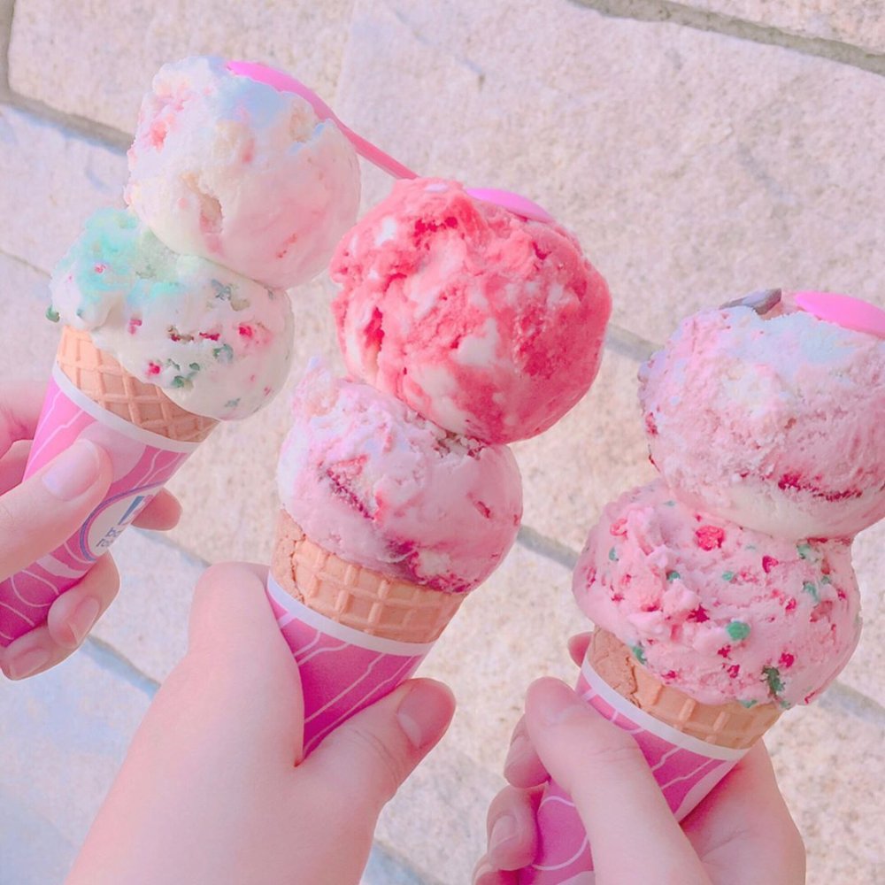 Чёрное и розовое мороженое