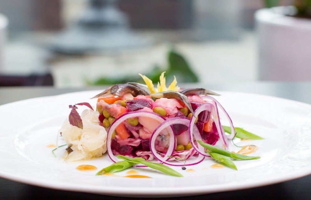 Винегрет с килькой ресторанная подача