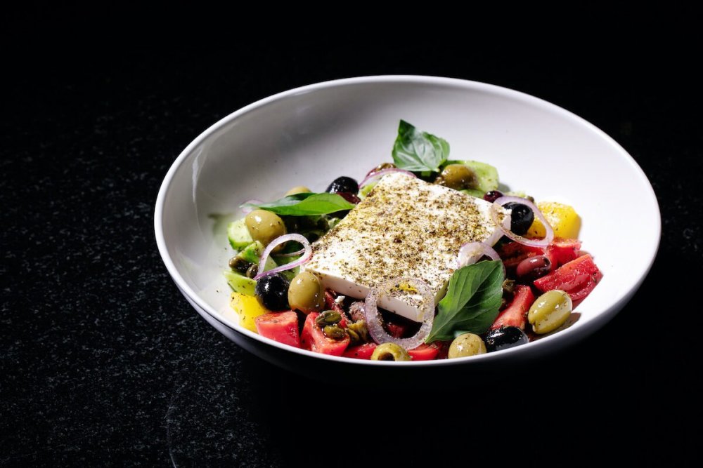 Греческий салат в ресторане