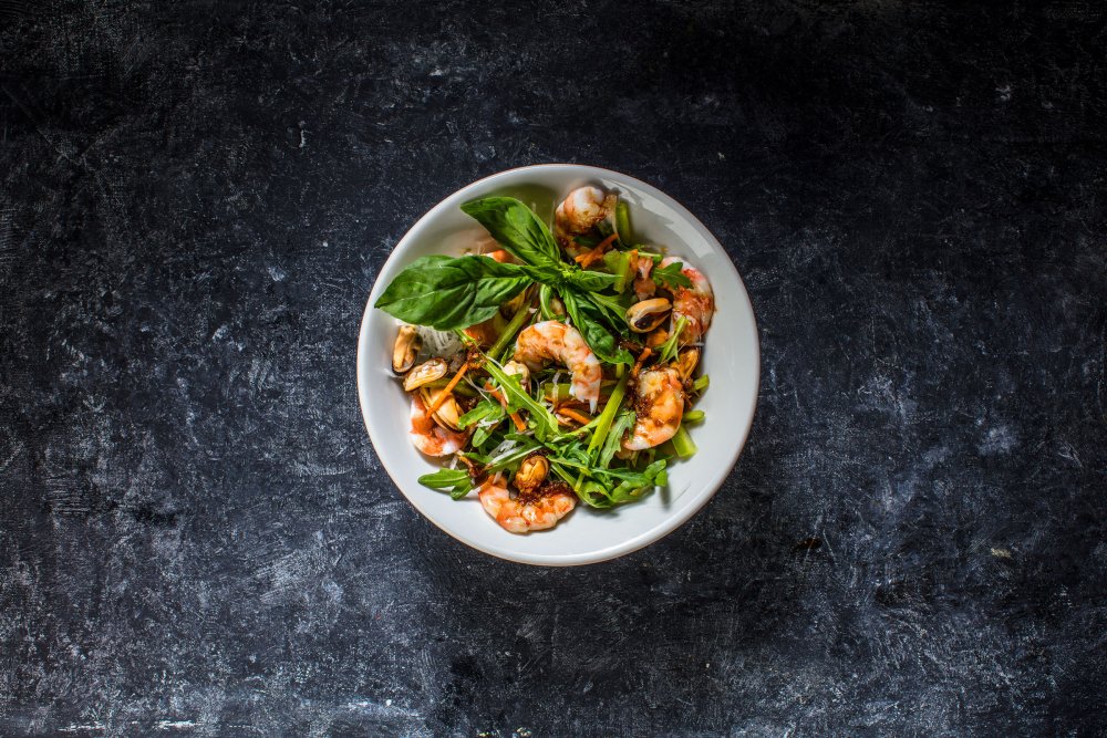 Тарелка с едой сверху