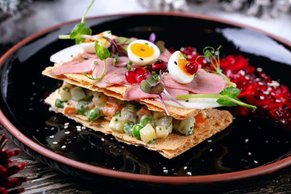 Оливье с утиной грудкой от шефа