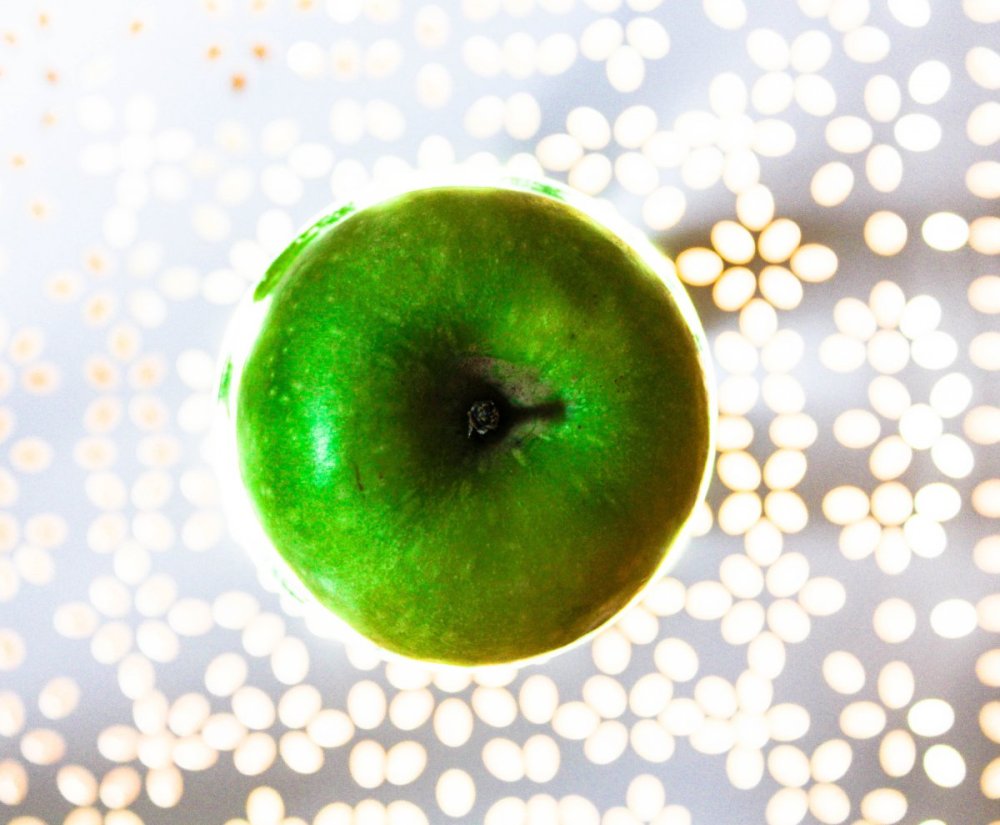 Яблоко на зеленом фоне