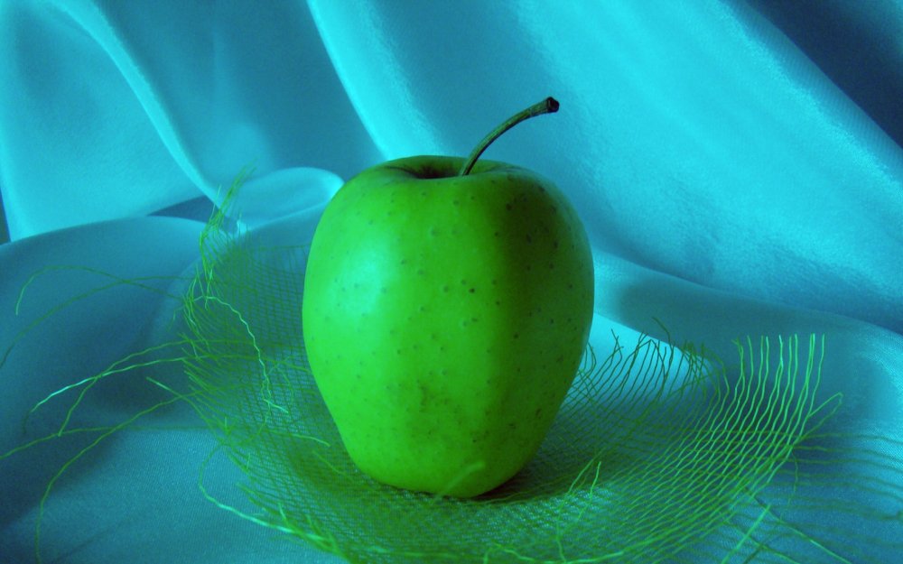 Зеленые яблоки на столе