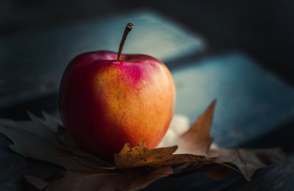 Яблоко на сером фоне