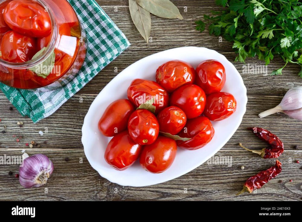 Маринованные помидоры на тарелке