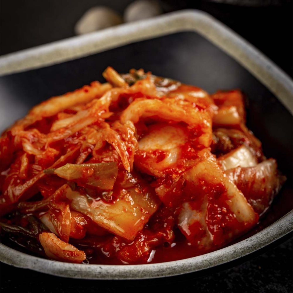 Помидор на черном фоне